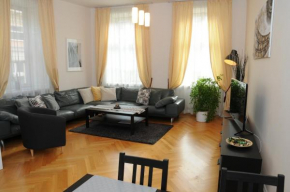 Отель Royal Road Apartment  Прага